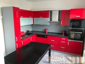 Nabízíme pronájem velmi krásného a prostorného bytu 3+1