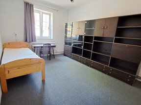 Nabízíme k pronájmu 1 pokoj 12m2 v rodinném domě v klidné lokalitě v Plzni na Slovanech