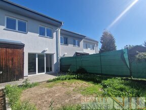 Nabízíme k pronájmu velmi pěkný řadový patrový rodinný dům v Plzni na Sylvánu