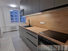 Nabízíme Vám k pronájmu krásný zrekonstruovaný byt 4+1 s lodžií