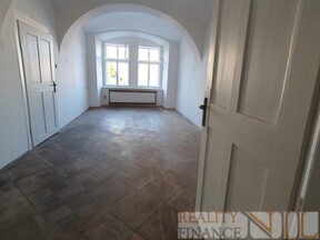 Nabízíme k pronájmu  prostorný byt 2+kk na náměstí Republiky v Plzni