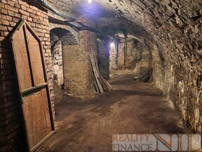 Nabízíme k pronájmu  prostorný sklep  na náměstí Republiky v Plzni